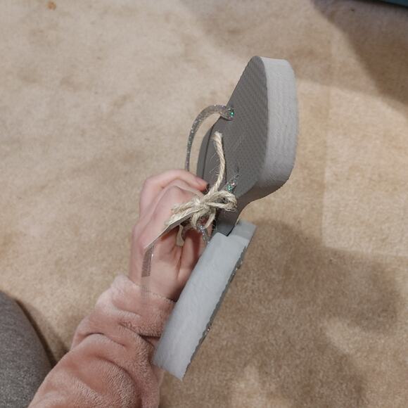 Old Navy size 7 NWOT Grey Gray Flip Flops Sparkle Summertime Cute Wedding - Picture 3 of 6